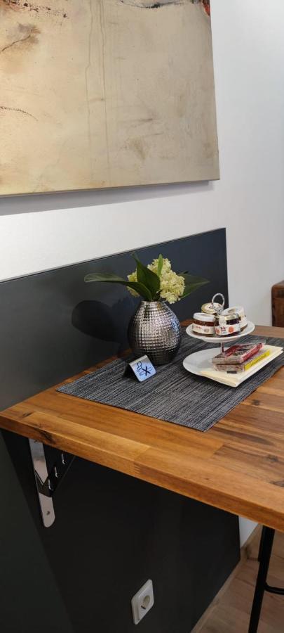 Apartment 1 Mit Terrasse Und Pkw-Stellplatz レバークーゼン エクステリア 写真